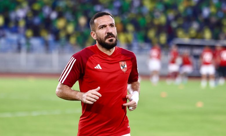 الأهلي يخطر علي معلول ويحيى عطية الله بقرار عاجل